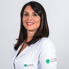Vista frontal de la Dra. Rachel Riechelmann, MD, PhD